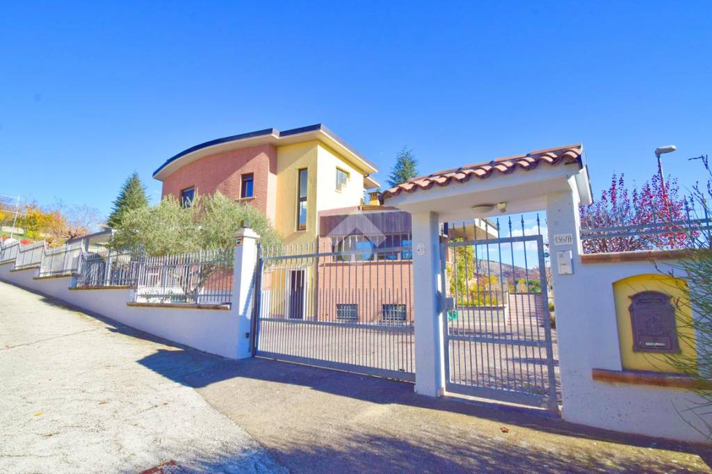 Villa in vendita a L'Aquila via Collevernesco, 156