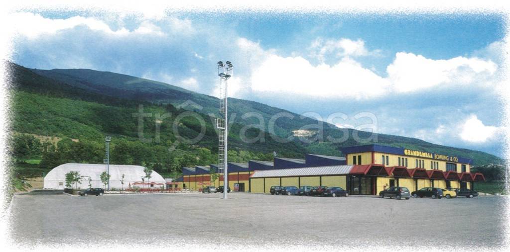 Negozio in vendita a Gualdo Tadino via Flaminia Sud