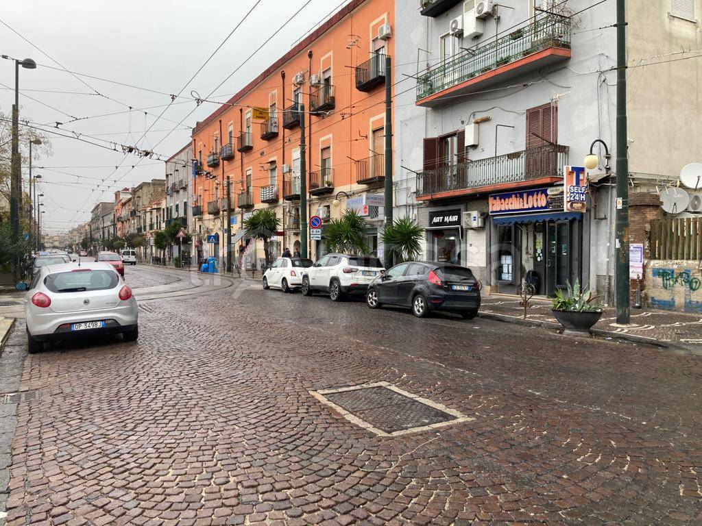 Negozio in vendita a Napoli corso San Giovanni, 444