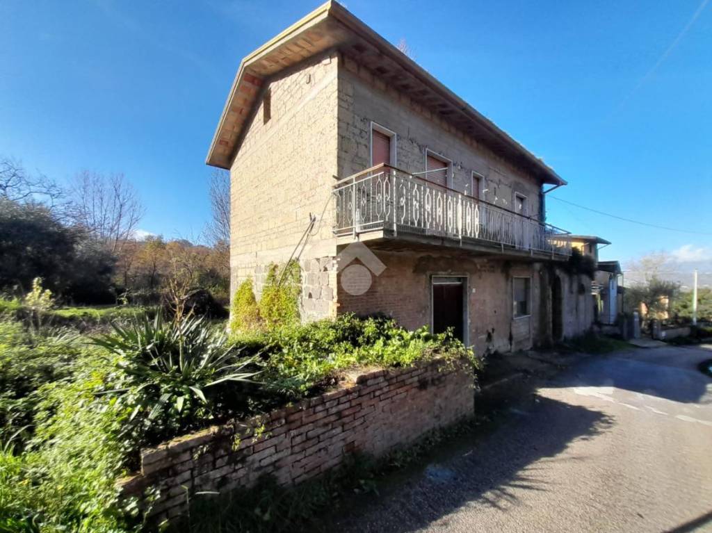 Casa Indipendente in vendita a San Leucio del Sannio via Varricchio, 18
