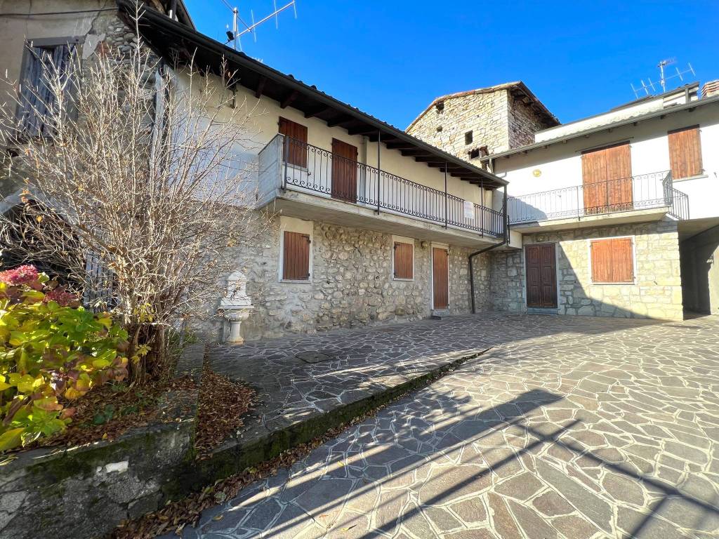 Casale in vendita a Berzo San Fermo via Castello, 8