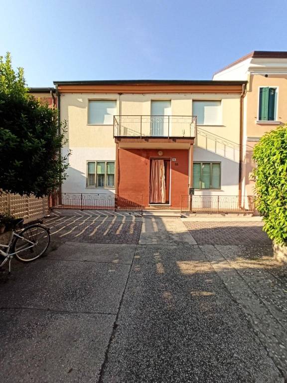 Casa Indipendente in vendita ad Arquà Polesine via Alberto Mario, 181