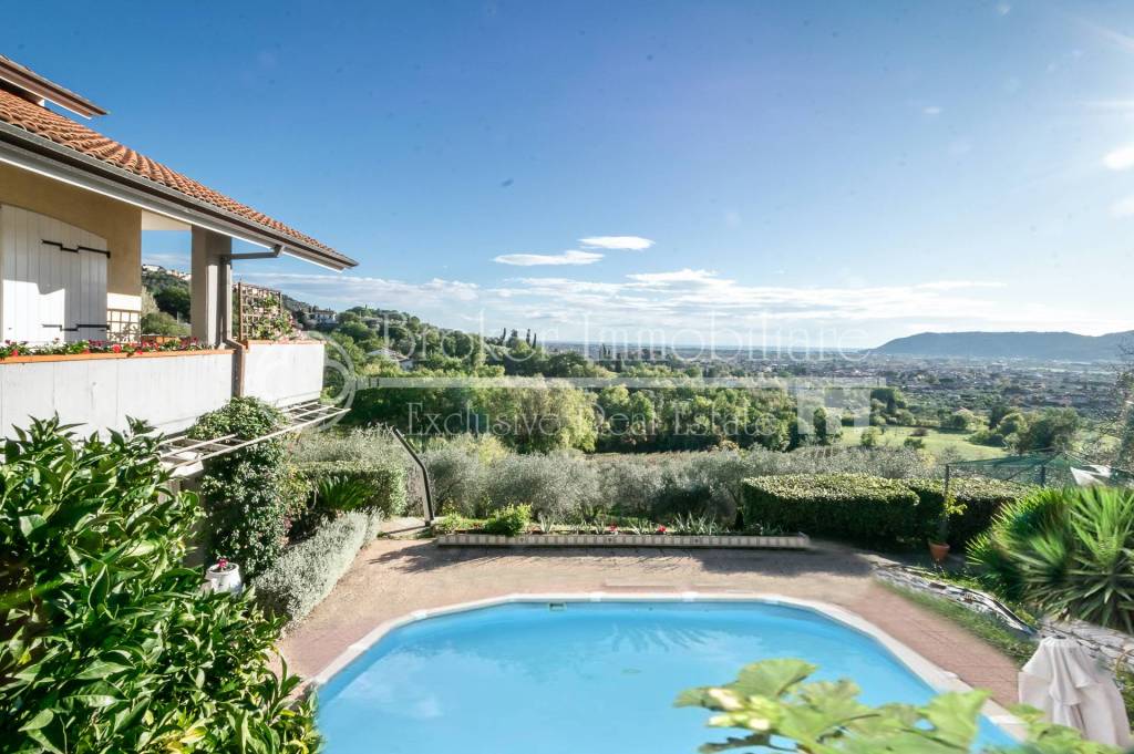 Villa in vendita a Castelnuovo Magra via Cesare Battisti