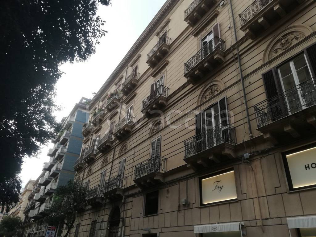 Ufficio in vendita a Palermo via Giosuè Carducci