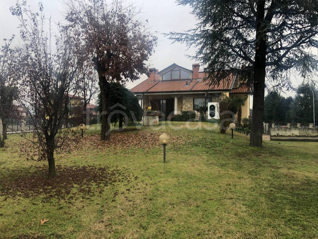 Villa Bifamiliare in vendita a Osio Sopra via Archimede