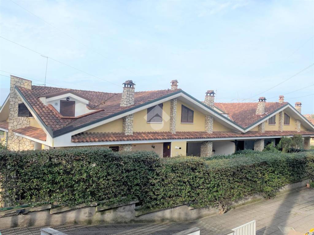 Villa Bifamiliare in vendita a Guidonia Montecelio via Monviso, 5