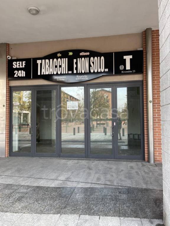 Negozio in vendita a Rozzano piazza michele alboreto, 48