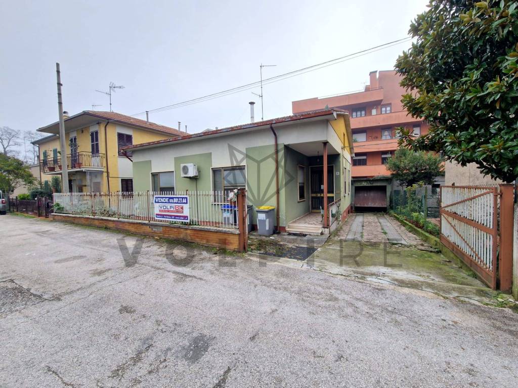 Casa Indipendente in vendita a Foligno via Romana Vecchia, 8