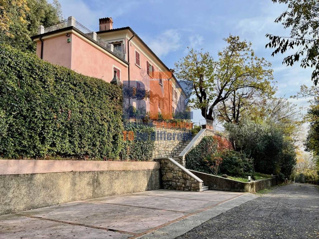 Villa in vendita a Brescia via Amba d'Oro