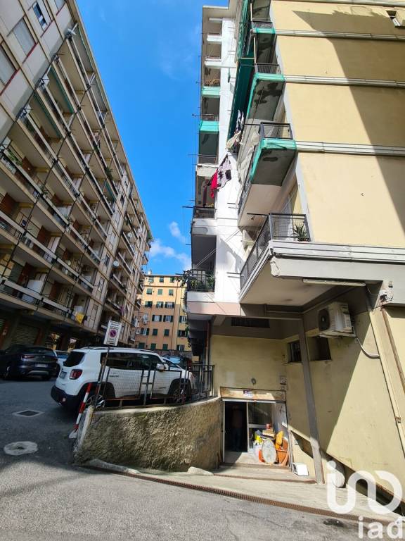 Magazzino in vendita a Genova via Walter Fillak, 78R