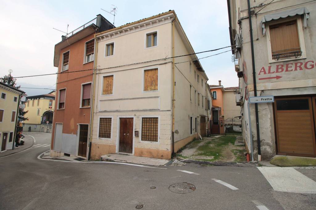 Casa Indipendente in vendita a Montorso Vicentino piazza Malenza, 14