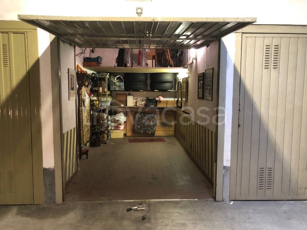 Garage in vendita a Torino via Pomaretto, 8