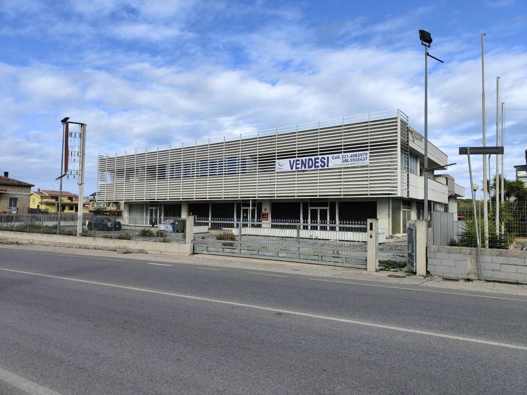 Negozio in vendita a Silvi strada Statale Adriatica