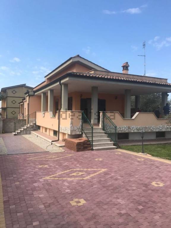 Villa Bifamiliare in in vendita da privato a Roma via Bussi sul Tirino