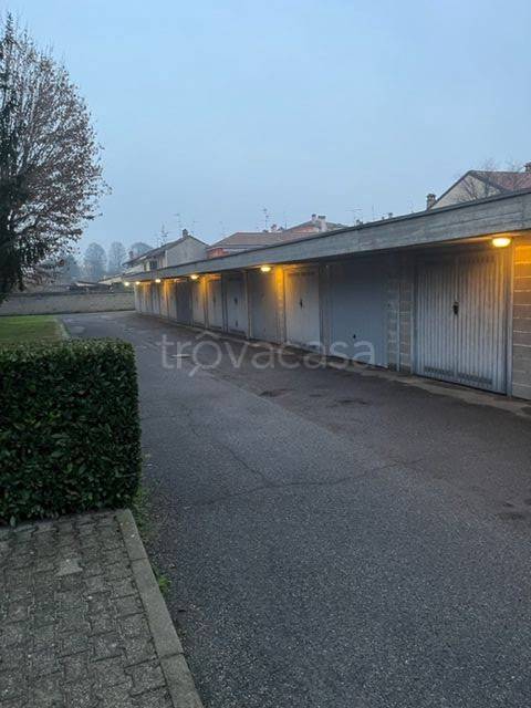 Garage in affitto a Lacchiarella via Friuli, 5