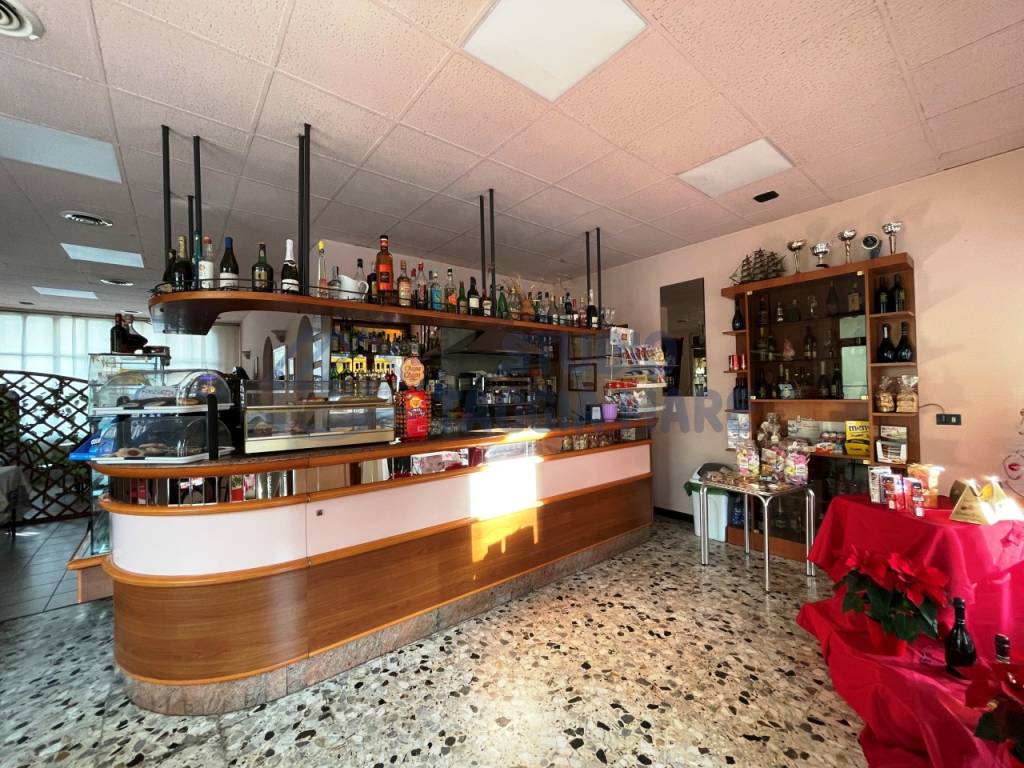 Bar in vendita a Taggia via San Francesco, 58