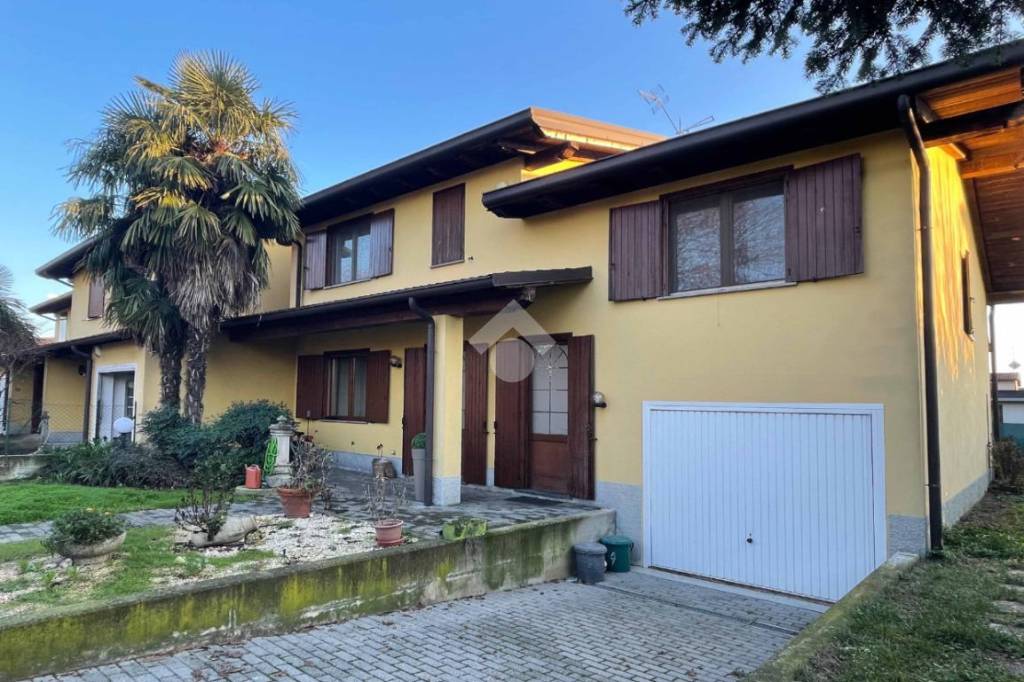 Villa a Schiera in vendita a Chieve via del Sagradello, 13