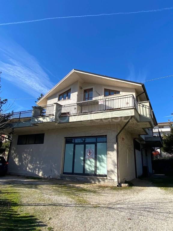 Villa Bifamiliare in in vendita da privato a Fara Filiorum Petri via Francesco d'Urbano, 22