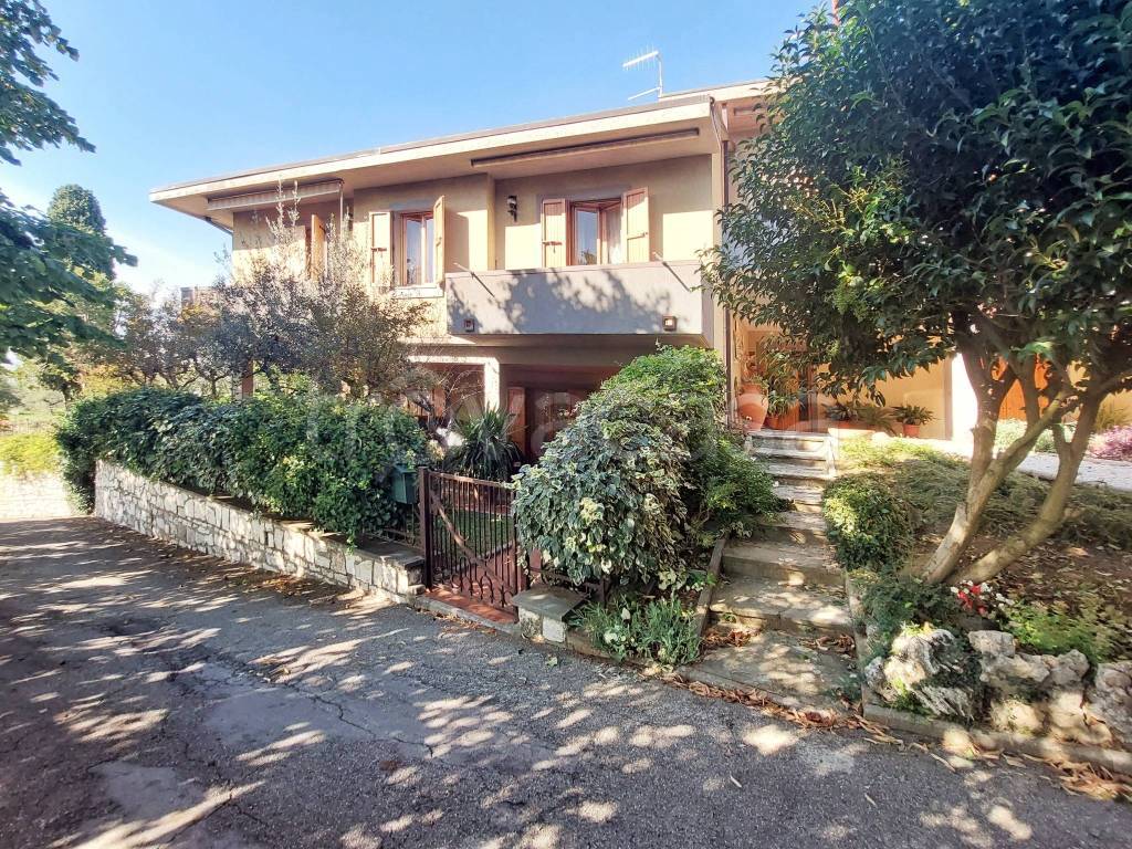 Villa a Schiera in vendita ad Arezzo località Olmo