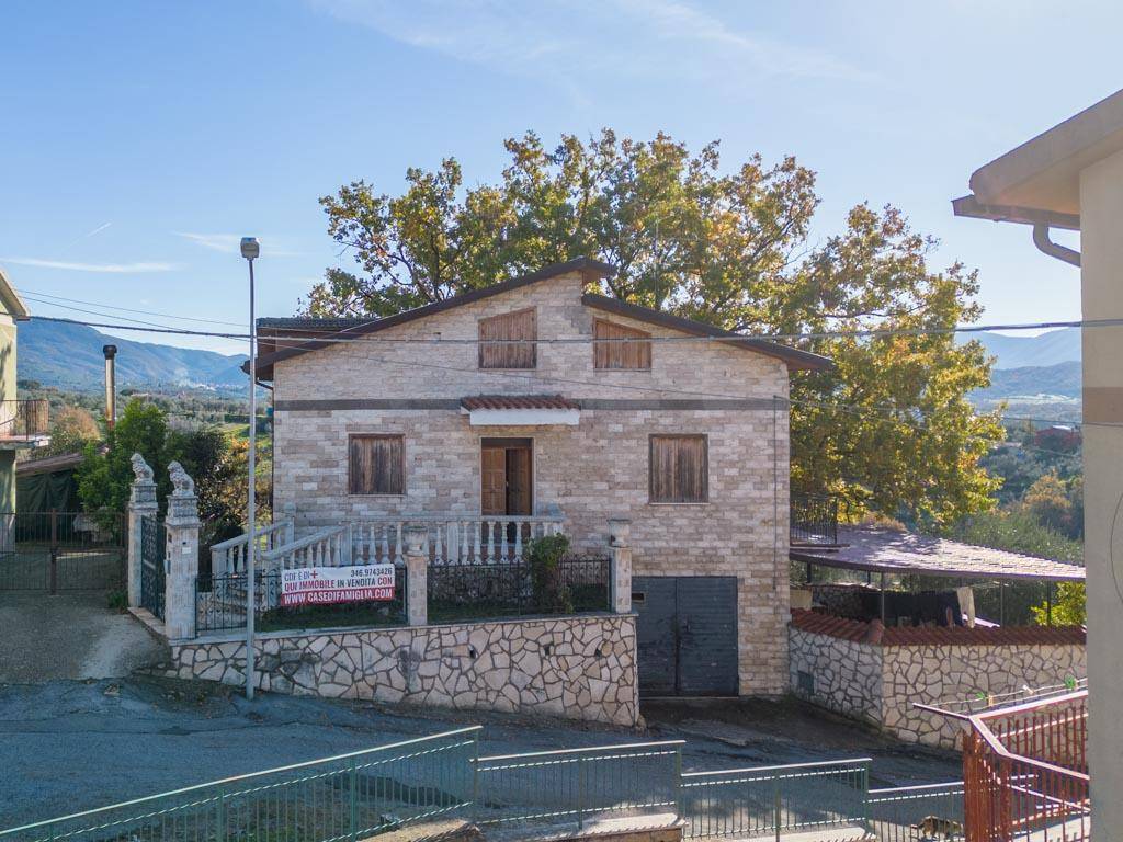 Villa in vendita a Monteleone Sabino via Vignaletti
