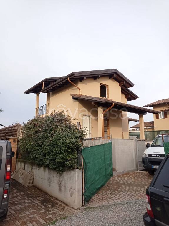 Villa in vendita a Pombia via Monte Bianco