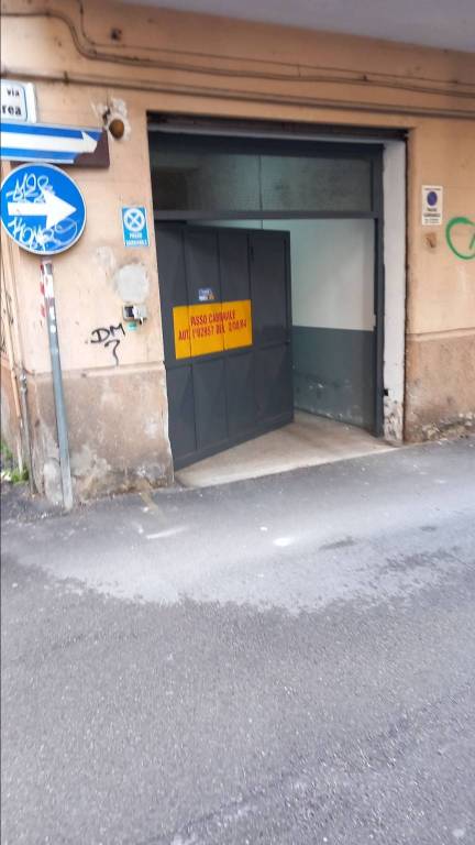 Garage in vendita a Salerno via Andrea Romaldo