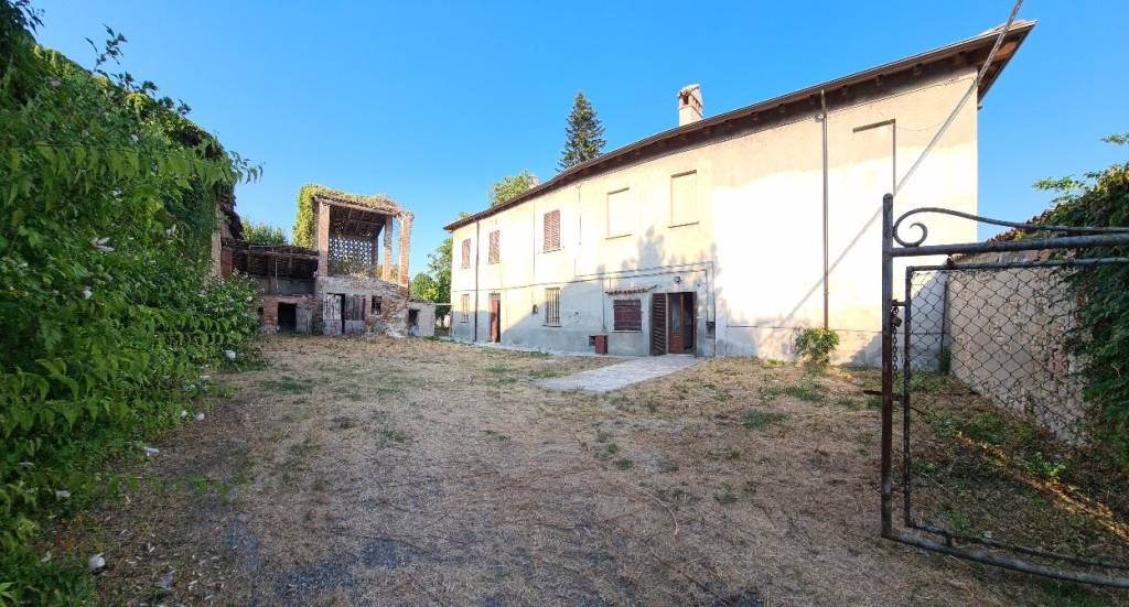 Rustico in vendita a Gragnano Trebbiense località Case Bianche, 60