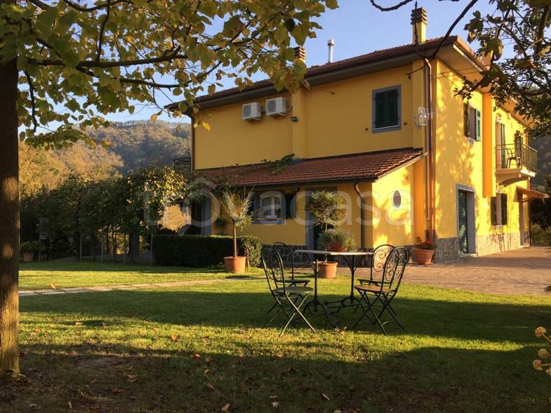 Villa Bifamiliare in vendita a Beverino via Andrea Costa