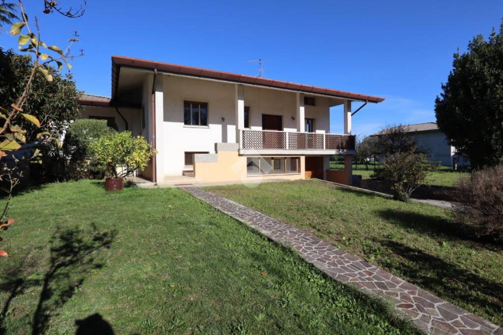 Villa Bifamiliare in vendita a Tavagnacco via Branco, 41