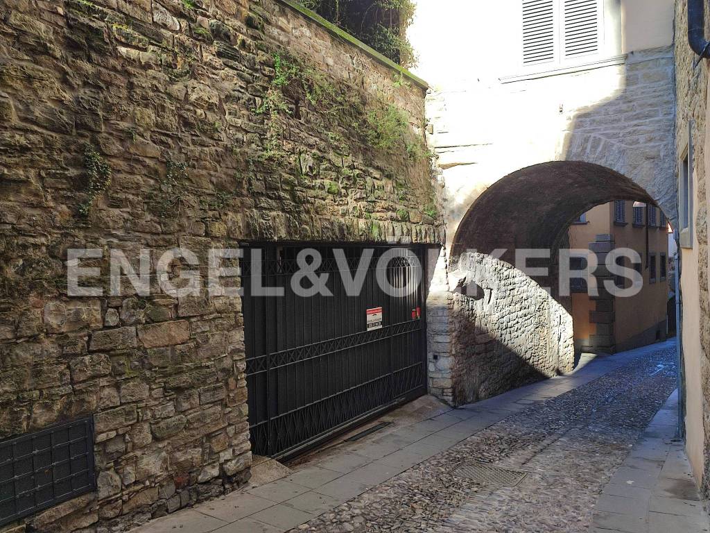 Garage in vendita a Bergamo via Tassis