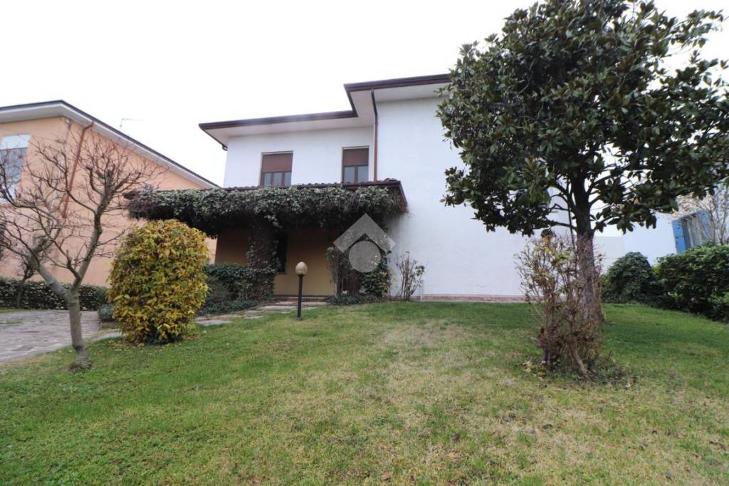 Villa Bifamiliare in vendita a Mantova via Ostiglia, 53