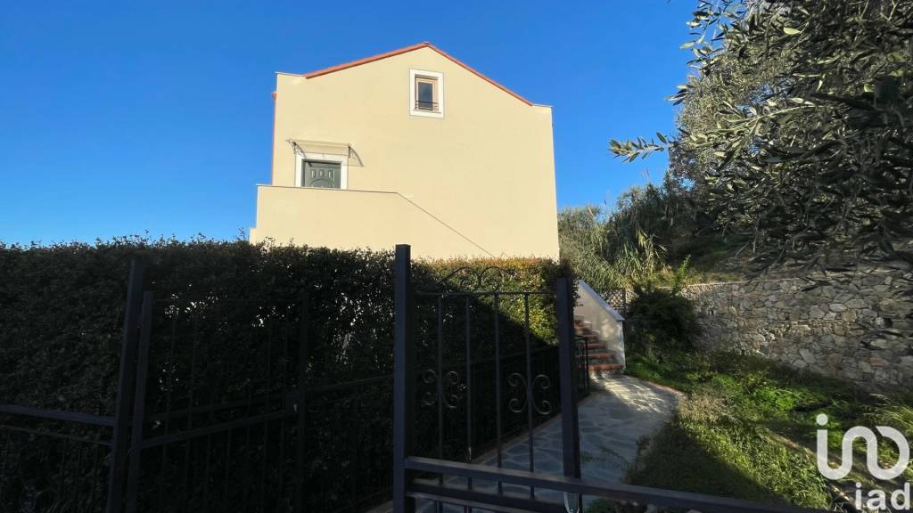 Appartamento in vendita a Finale Ligure via della Pineta, 24