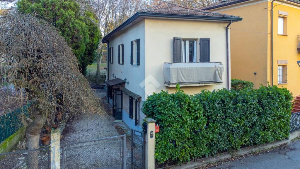 Casa Indipendente in vendita a Reggio nell'Emilia via Monte Cisa