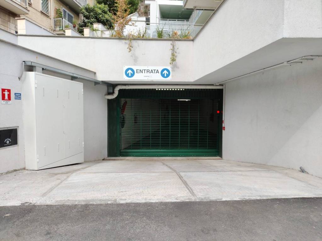 Garage in affitto a Roma via di Donna Olimpia