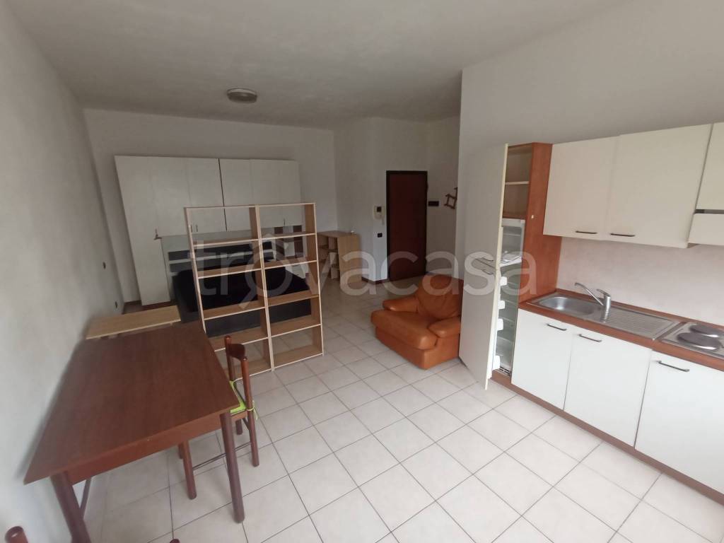 Appartamento in vendita a Pavia via Pollaioli