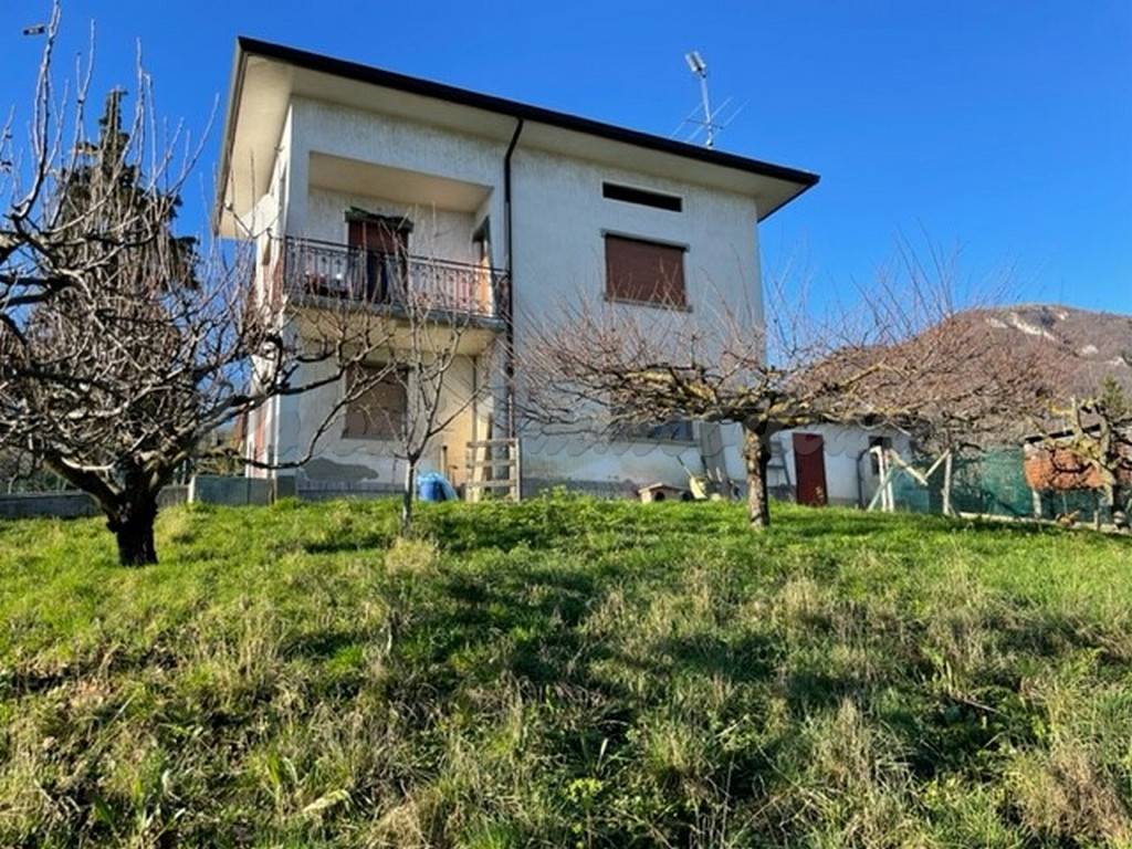 Villa in vendita a Cenate Sopra via Costa Muratori
