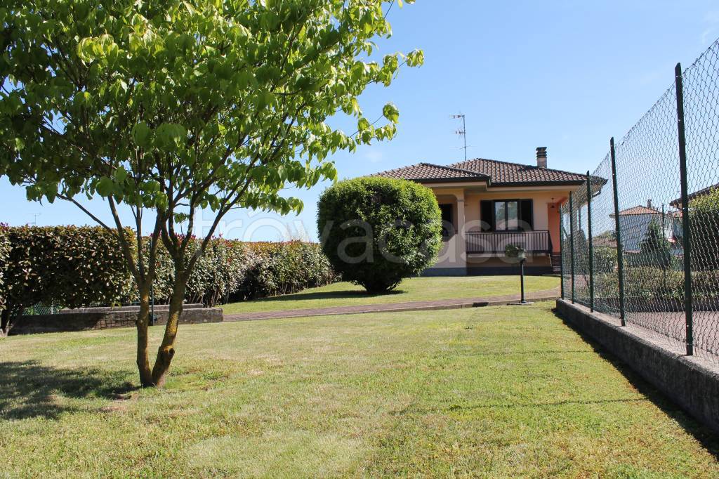 Villa in vendita a Paruzzaro via Benedetto Croce