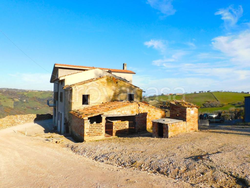 Casale in vendita a Sant'Angelo in Pontano strada Provinciale faleriense-ginesina