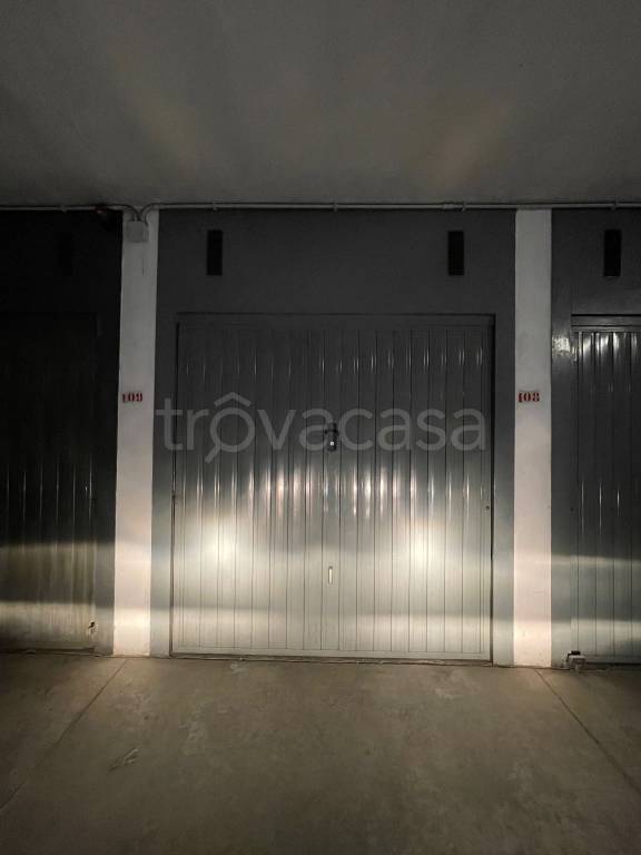 Garage in affitto a Rivoli via Mincio, 4