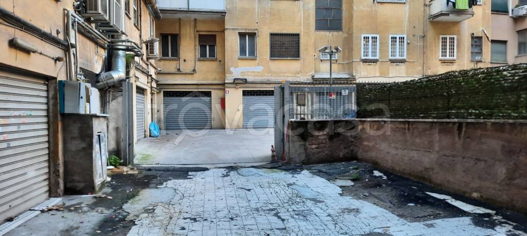 Garage in affitto a Roma via Giorgio Scalia