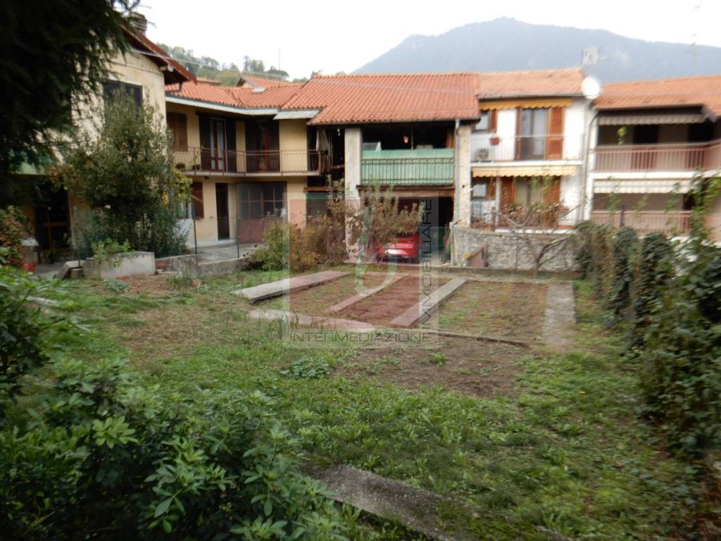 Casa Indipendente in vendita a Laveno-Mombello via Trento, 15