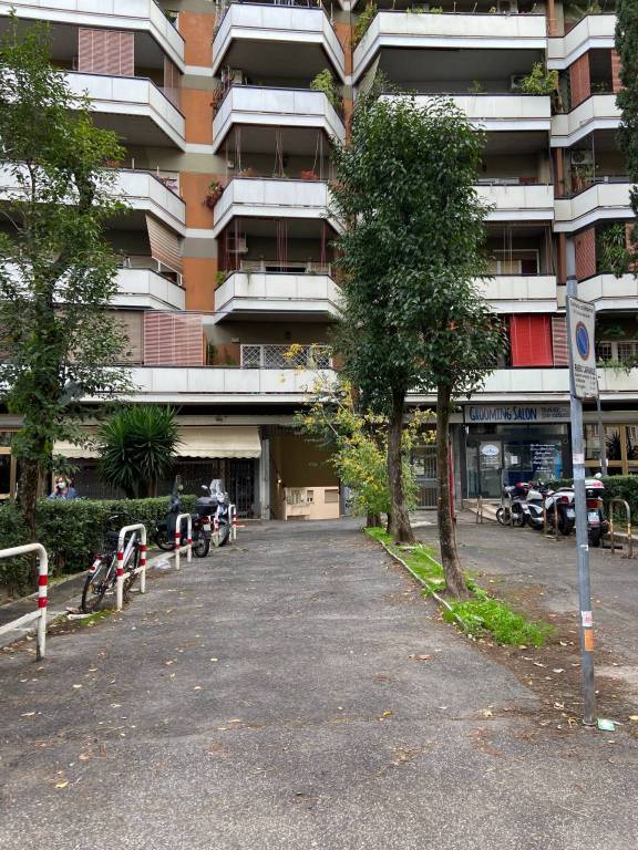 Garage in vendita a Roma via Paola Falconieri, 45