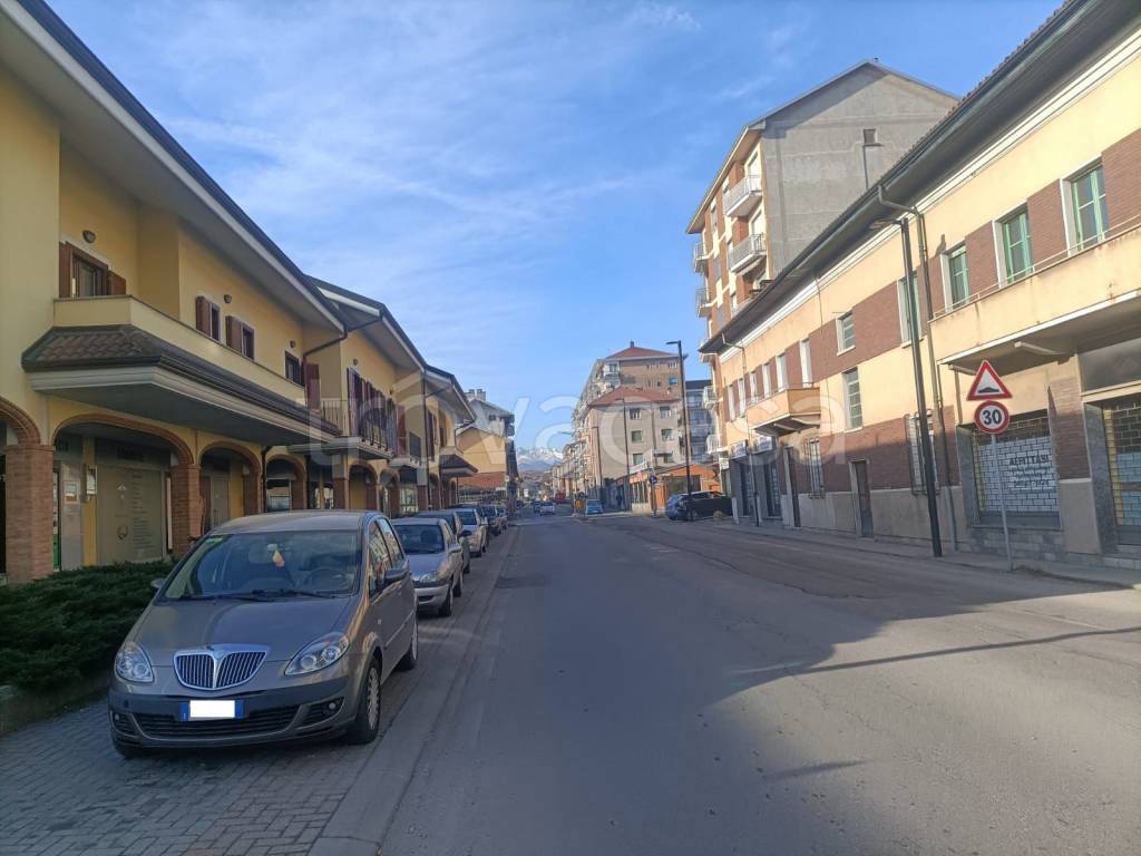 Negozio in affitto ad Alpignano via Camillo Benso di Cavour, 15