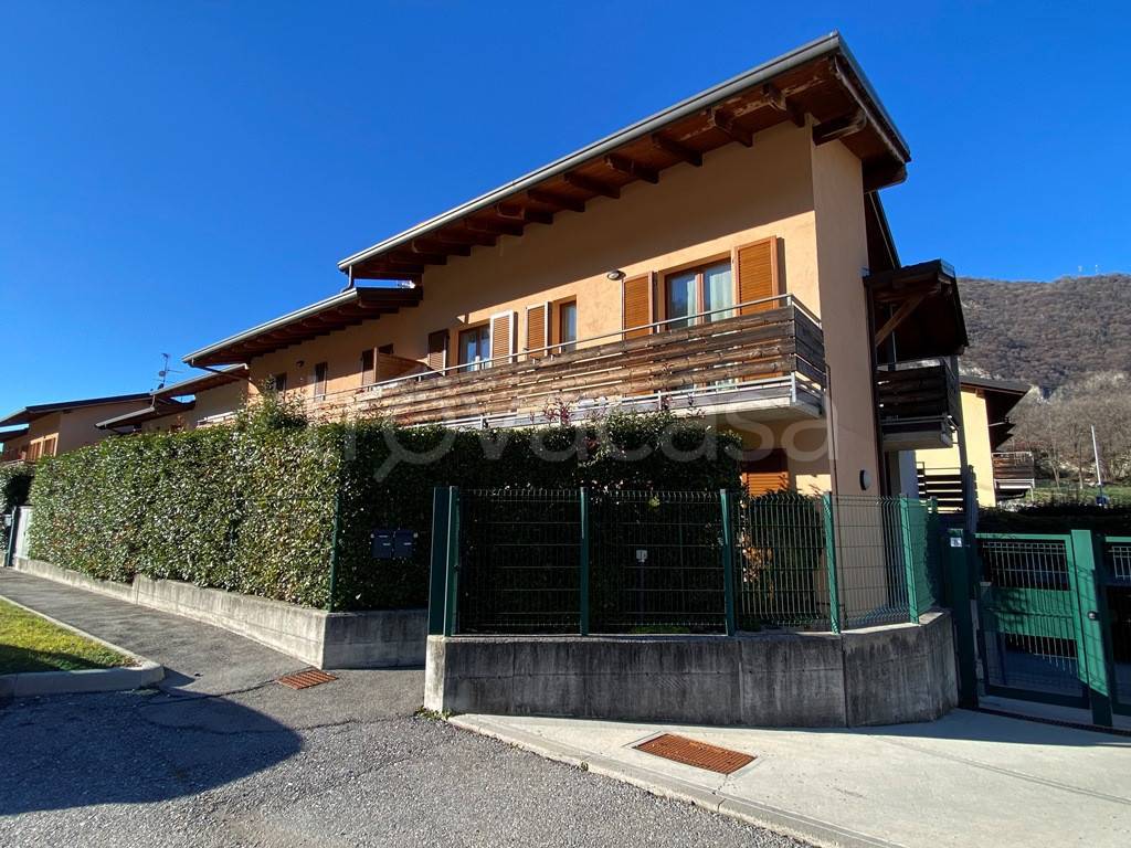 Appartamento in vendita a Canzo via Moreno Locatelli