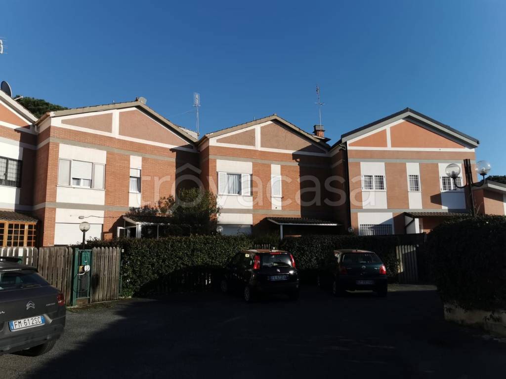 Villa a Schiera in vendita a Roma via Ibico