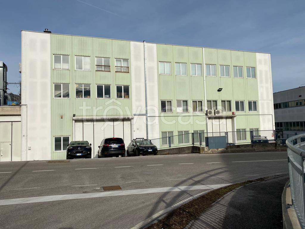 Capannone Industriale in vendita a Trento via Stella