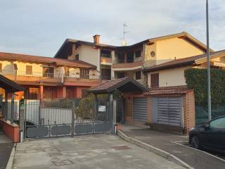 Garage in vendita a caronno pertusella via ludwig van beethoven