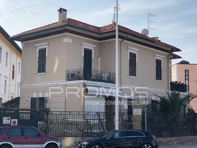 Villa Bifamiliare in vendita a Cagliari via Firenze