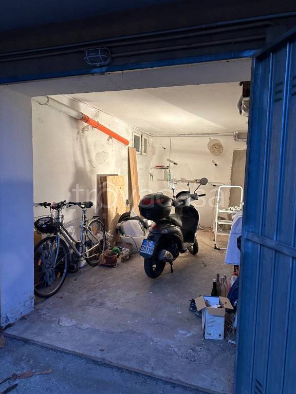 Garage in affitto a Bologna via Tranquillo Cremona, 5