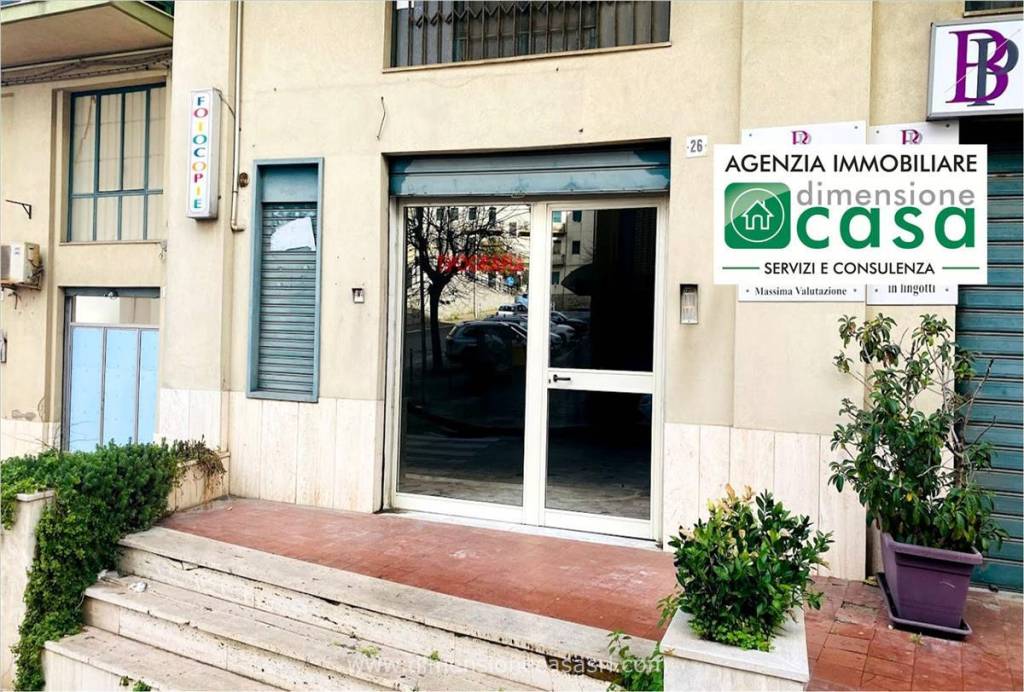 Negozio in vendita a San Cataldo via Vittorio Veneto, 30